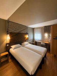 a bedroom with two beds in a hotel room at Hotel ibis Dijon Centre Clemenceau in Dijon +62 photos