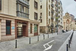 eine leere Straße in einer Stadt mit hohen Gebäuden in der Unterkunft Hotel Silken Sirimiri in Bilbao