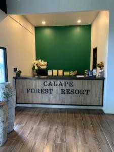 a conference room with a green wall and a counter at Calape Forest Resort in Calape