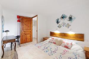a bedroom with a bed and a table and a desk at Lis Martagon in Font-Romeu