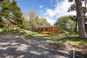 a log cabin in the middle of a forest at Sorbier Des Oiseaux in Font-Romeu