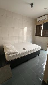 a hospital room with a bed in a room at Cardoso Palace Hotel Ouro Verde in Rio Verde