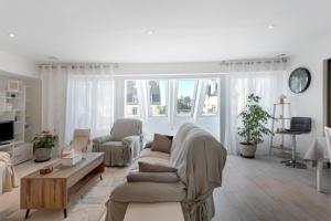 a living room with a couch and a table at Macleo proche plage in Plougasnou