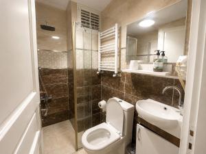 a bathroom with a toilet and a sink and a shower at Bella de rezidans in Istanbul