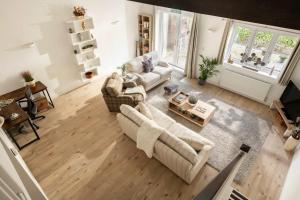 an overhead view of a living room with couches at Aintree Cottage in Cirencester
