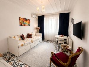 a room with a bed and a desk and a tv at Bella de rezidans in Istanbul