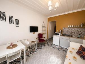 a living room with a table and a kitchen at Bella de rezidans in Istanbul