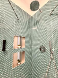 a bathroom with a shower with two shelves at Dietro le Quinte Rho Apartments in Rho