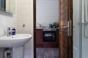a bathroom with a sink and a sink at Squirrels Drey in Hankerton
