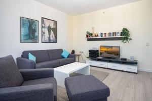 a living room with a couch and a tv at Ferienwohnung 10 Haus Metropol in Binz