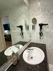 a bathroom with a sink and a mirror at VTZ The Orus Factory Hotel - Parking Muy Económico in Zaragoza