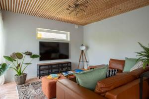 ein Wohnzimmer mit Sofa und Flachbildfernseher in der Unterkunft Maricor in South Cerney