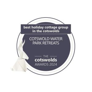 ein Etikett für eine Konferenzgruppe im Cotswoldsorkspool Wasserpark in der Unterkunft Maricor in South Cerney