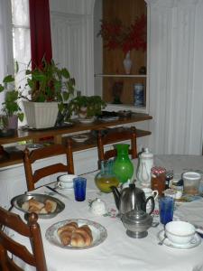 聖克勞德的住宿－尤金妮婭住宿加早餐旅館，一张桌子上放着一盘羊角面包