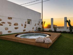 a hot tub in a yard with towels in it at Apartment Estrella Nina in La Ampuyenta
