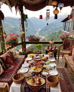 a table with plates of food on top of a mountain at Seyri Alem suit villa Bungalow in Ardeşen