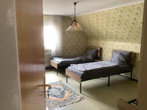 ein Zimmer mit zwei Betten und einem Fenster in der Unterkunft Edoris in Kraichtal