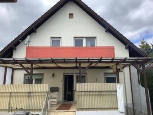 ein weißes Haus mit rotem Dach in der Unterkunft Edoris in Kraichtal