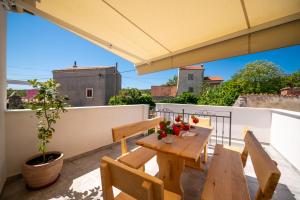 a patio with a table and chairs on a balcony at Sant'Antonio in Orlec