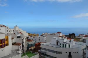 聖克魯斯－德拉帕爾馬的住宿－Casa Garome 14 PARKING GRATIS，建筑和海洋的空中景观