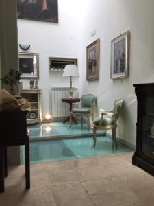 a living room with glass floors and a table and chairs at Bed and Breakfast Oz in Bari