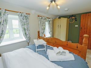 a bedroom with a bed with towels on it at Carters Cottage - Ukc3947 in Puncknowle