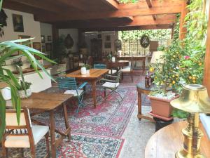 un patio con mesas, sillas y macetas en Bed and Breakfast Oz, en Bari