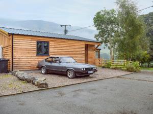 a car parked in front of a house at Llety'r Saer in Hirnant