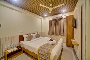 a bedroom with a bed and a ceiling fan at RedKEY Inn Transit Hotel Bangalore Airport in Bangalore