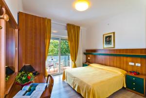 A bed or beds in a room at Hotel Gimm Még 37 kép