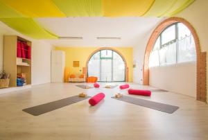 Habitación con esterillas de yoga en el suelo en Agriturismo Casa Zen, en San Martino Buon Albergo