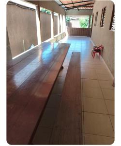 a long wooden bench in the middle of a hallway at Casa gonçalves in Trindade