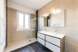 a bathroom with a sink and a mirror at 5 lits, 3Ch, 100m2, Free Parking, Spacieux in Pau