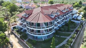 una vista aerea di un grande edificio con un tetto rosso di Ocean Beach Hotel a Skala Potamias