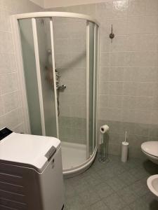 a bathroom with a shower and a toilet at Appartamento Nicoletta in Portolo +1 photo