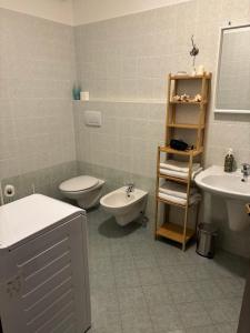 a bathroom with a toilet and a sink and a toilet istg at Appartamento Nicoletta in Portolo