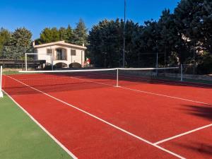 a tennis net on a tennis court at Villa Corallo in Villa Castelli