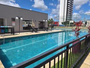 a large swimming pool on top of a building at AP Climatizado aconchego com Mercado em frente in Vitória da Conquista
