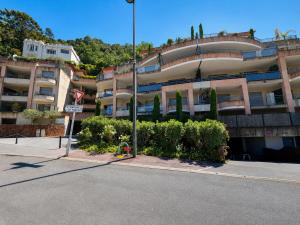 an apartment building with a street sign in front of it at 2Bedrooms, Thèoule-sur-mer in Théoule-sur-Mer