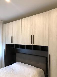 a bedroom with wooden cabinets and a bed at Residenza Thiene Centro in Thiene