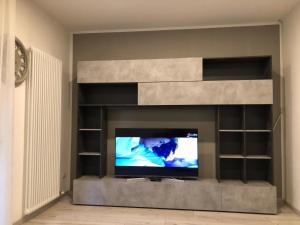 a living room with a flat screen tv at Residenza Thiene Centro in Thiene