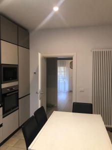a table and chairs in a room with a kitchen at Residenza Thiene Centro in Thiene +20 photos