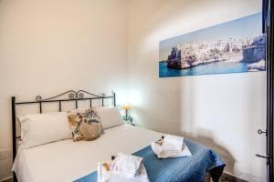 a bedroom with a bed and a painting on the wall at Terrazza Anvi Mare & Relax in Polignano a Mare
