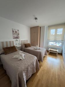 a bedroom with two beds with towels on them at Saron Centro 1 in Sarón