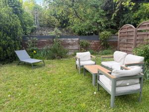 a group of chairs and a table in a yard at Au bord de l eau in Villabé