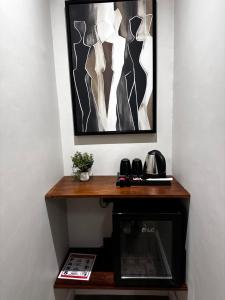a table with a microwave and a picture on the wall at شقق مخدومة in Jazan +25 photos