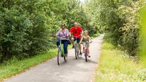 a man and woman riding bikes down a trail at Arden Parks Baalse Hei in Turnhout