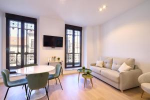 a living room with a couch and a table at Las villas de Manuel in Salamanca