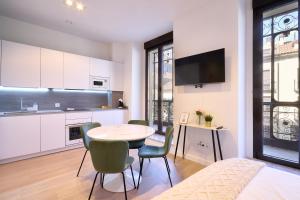 a kitchen and dining room with a table and chairs at Las villas de Manuel in Salamanca