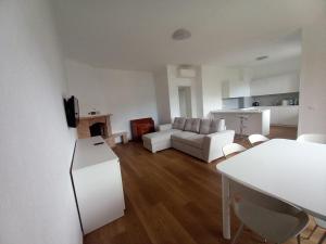 a living room with a white couch and a table at Casa Vacanze Cael la Quiete in Riva di Solto